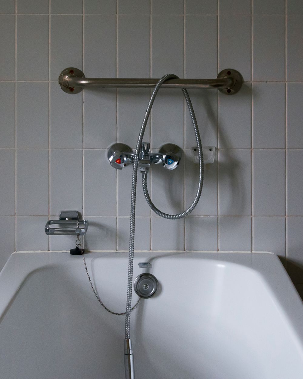 Nahaufnahme einer Chrom-Armatur an einer Badewanne