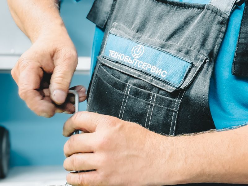 Installateur repariert ein Rohr mit einer Rohrzange