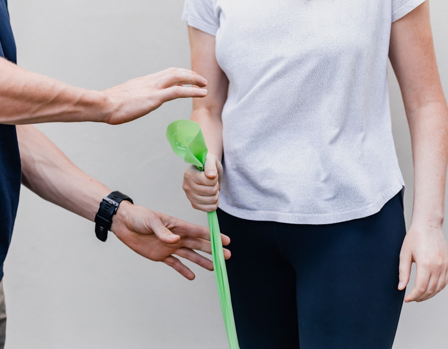 Übung mit dem Theraband unter Anleitung