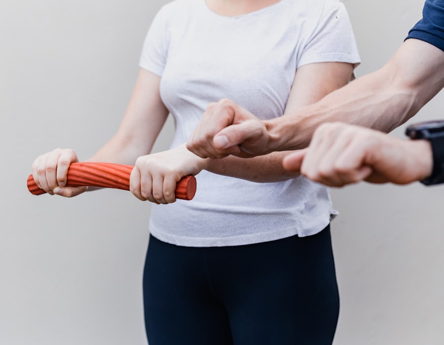 Übung mit dem Trainingsstab in der Physiotherapie