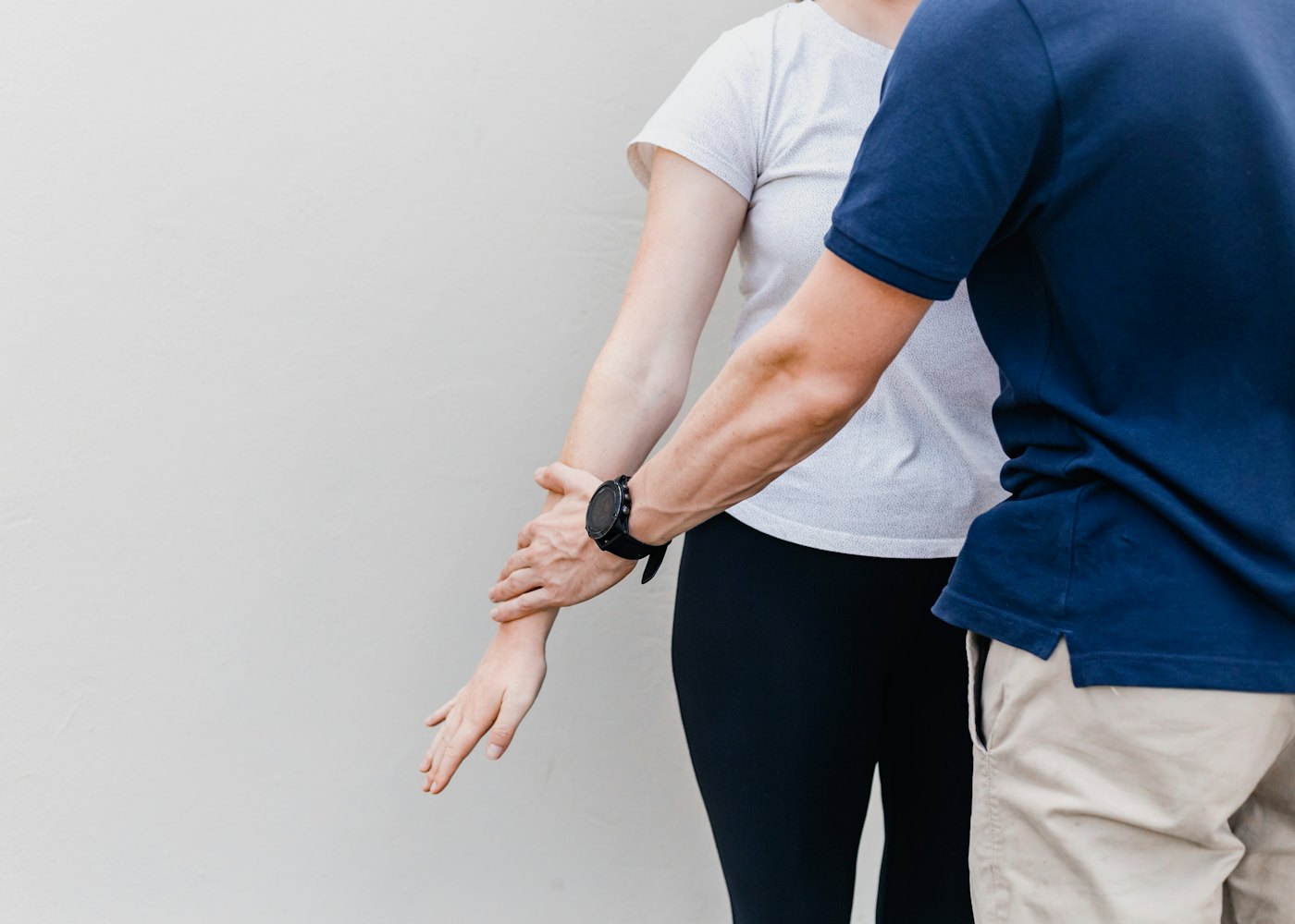 Therapeut mobilisiert das Handgelenk einer Patientin
